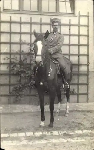 Foto Ak Soldat zu Pferde