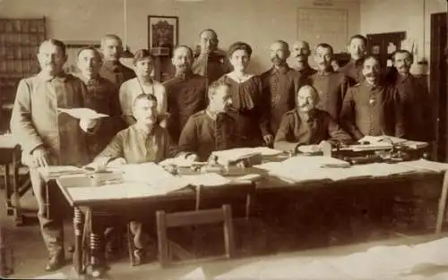 Foto Ak Deutsche Soldaten in Uniform, Schreibstube
