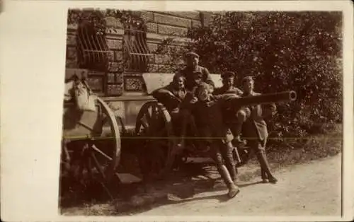 Foto Ak Deutsche Soldaten in Uniform, Gruppenbild, Geschütz
