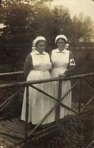 Foto Ak Zwei Krankenschwestern, Brücke, Rotes Kreuz