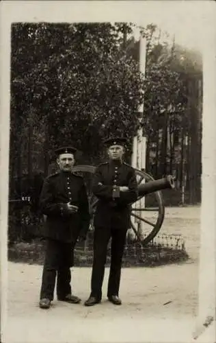 Foto Ak Deutsche Soldaten in Uniformen, Geschütz, Kaiserzeit