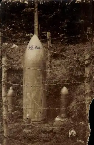 Foto Ak Waffengattung, Blindgänger, Kriegsbeute