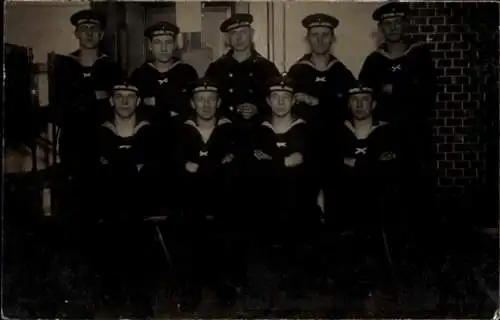 Foto Ak Deutsche Matrosen in Uniform, Gruppenbild