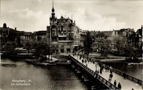 Ak Kaliningrad Königsberg Ostpreußen, Historisches Gebäude, Schlossteich, Spaziergänger, Brücke