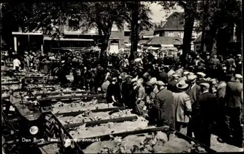 Ak Den Burg Texel Nordholland Niederlande, Lammernmarkt, viele Menschen, Verkäufer, Stände mit...
