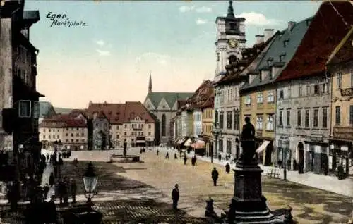 Ak Cheb Eger Reg. Karlsbad, Blick auf den Marktplatz, Denkmal, Brunnen, Rathaus