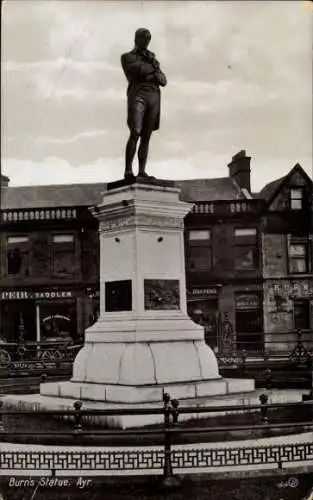 Ak Ayr Schottland, Burns Statue, Gebäude im Hintergrund, Peir Saddler, Drapers