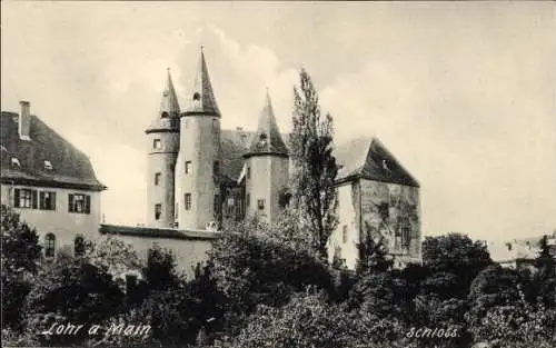 Ak Lohr am Main Unterfranken, Schloss, historische Gebäude mit Türmen, Bäume im Vordergrund