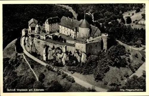 Ak Waldeck am Edersee Hessen, Luftaufnahme von Schloß Waldeck, Edersee, Burg-Hotel, Terrassen,...