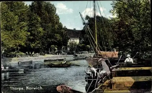 Ak Norwich Norfolk England, Idyllischer Wasserweg, Boote, Menschen am Ufer, Bäume, Gebäude im ...