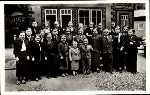 Ak Paris, Internationale Ausstellung 1937, Eine Gruppe der Bevölkerung des Königreichs Liliput
