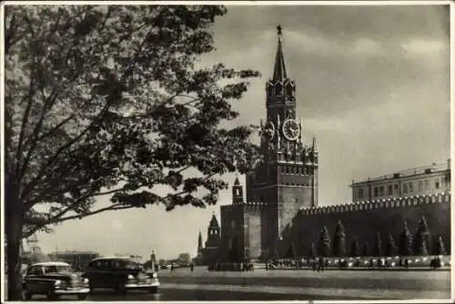 Ak Moskau Russland, Kreml, Spasskaja-Turm, historische Fahrzeuge, Bäume