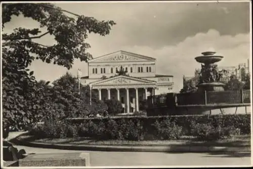 Ak Moskau Russland, Theatergebäude, Brunnen, Garten, Menschen, Architektur
