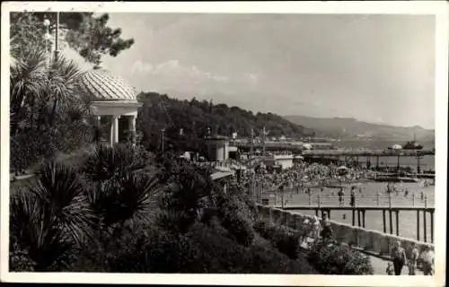 Ak Sotschi Russland, Strand, Menschenmenge, Architektur, Meer, Berglandschaft