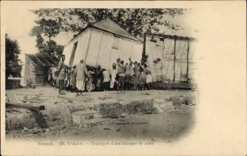 Ak Dakar Senegal, Transport einer Hütte, Menschenmenge, Bäume im Hintergrund