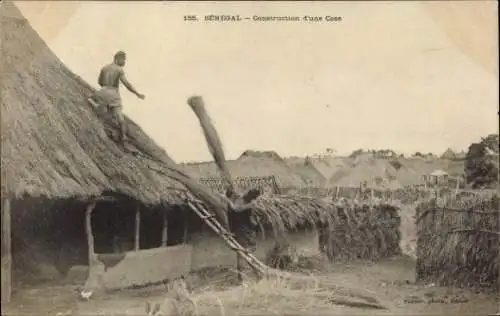 Ak Senegal, Bau einer Hütte, Menschen bei der Arbeit, typische Architektur