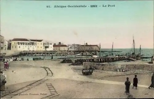 Ak Gorée Dakar Senegal, Hafenansicht, Schiffe, Bauwerke, Menschen, farbige Postkarte