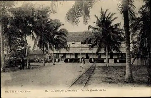 Ak Cotonou Dahomey Benin, Bahnhof, Cotonou, Bäume, Schienen, Gebäudefront