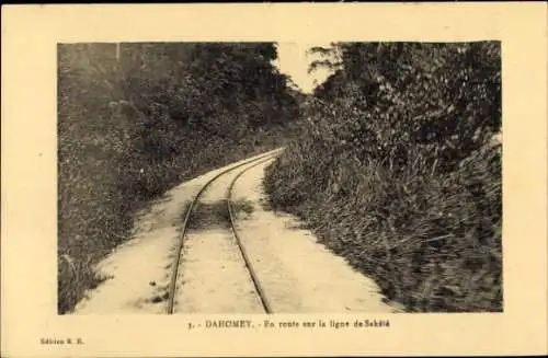 Ak Dahomey Benin, Schmaler Schienenweg, grüne Vegetation, Landschaft Aufnahmen