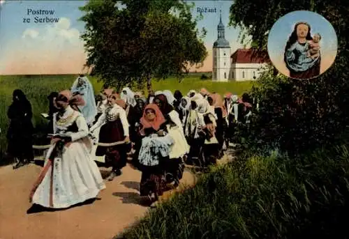Ak Serbów Zerbow Polen, Wallfahrer, Frauen in Trachten, Kirche im Hintergrund, ländliche Szenerie