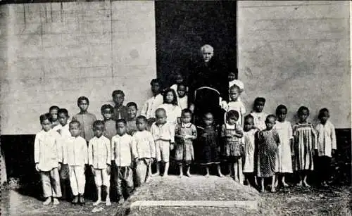 Ak Pontianak Indonesië, Pater Prefekt met kinderen, gekleed door de verschillende naaivereenigingen