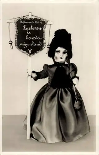 Ak Portrait einer Puppe, Frau im Kostüm, Schild mit Aufschrift