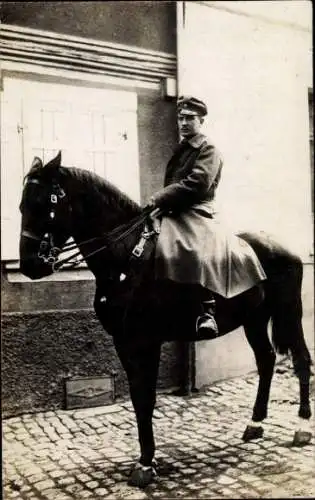 Foto Ak Soldat zu Pferde