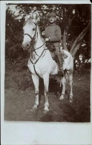 Foto Ak kaiserlicher Kavallerist zu Pferde