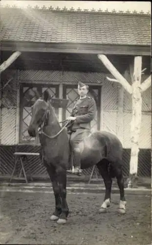 Foto Ak Soldat zu Pferde