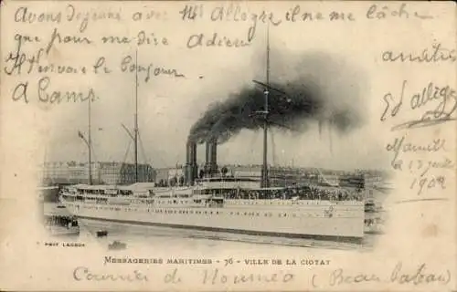 Ak La Ciotat Bouches du Rhône, Schiffsaufnahme mit Personen, die an Bord sind. Im Hintergrund ...