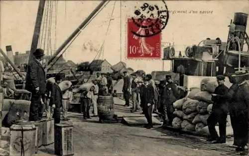 CPA Cherbourg Manche, Chargement a un navire