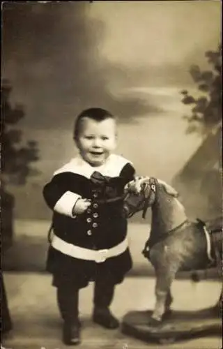 Ak Kind mit Holzpferd, Portrait