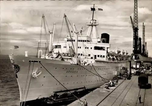 Ak Bremerhaven, Passagierschiff Arkadia liegt am Kai. Viele Menschen stehen am Kai und auf dem...