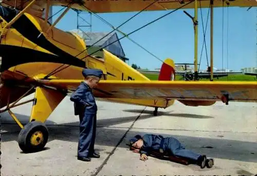 Ak Zwei Jungen in Uniformen, Flugzeuge