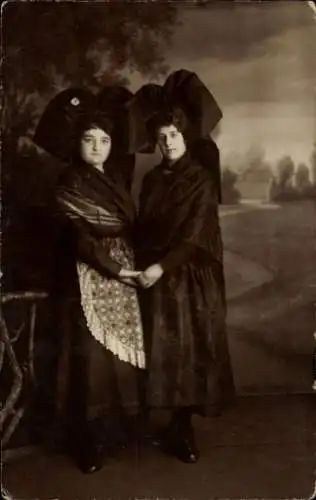 Ak Strasbourg Straßburg Elsass Bas Rhin, Zwei Frauen in elsässischer Tracht.