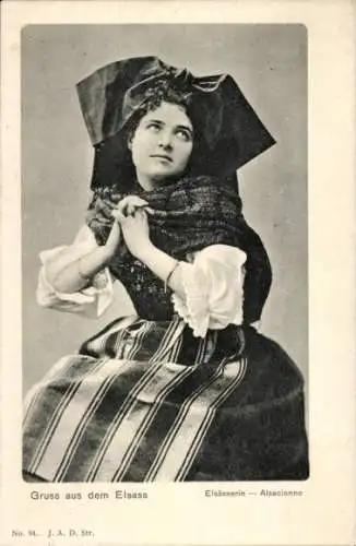 Ak Andlau Elsass Bas Rhin, Eine junge Frau in traditioneller elsässischer Tracht ist auf der V...