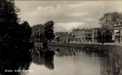 Ak Breda Nordbrabant Niederlande, Aufnahme des Academiesingel in  ein breiter Kanal mit Bäumen...