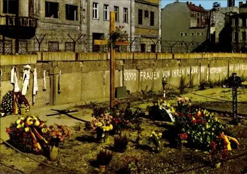 Ak Berlin Mitte, Berliner Mauer, Mahnmal Peter Fechter am Checkpoint Charlie