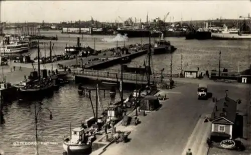 Ak Göteborg Schweden, Hafenbild mit Booten, Hafenanlagen und Stadtansicht