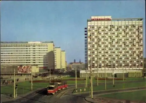 Ak Dresden Altstadt Friedrichstadt, Blick auf Interhotel, Straßenbahn, moderne Architektur, Pr...