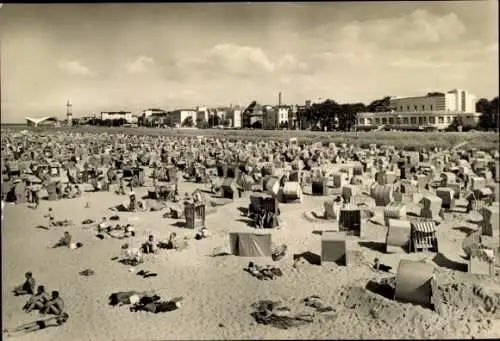 Ak Ostseebad Warnemünde Rostock, Strand mit vielen Strandkörben, Menschen am Strand, Küstenpro...