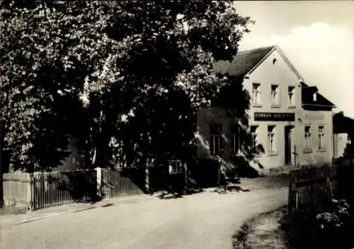 Ak Auerbach im Vogtland, Gebäude mit Beschriftung Konsum Gaststätte, ländliche Szenerie, Bäume