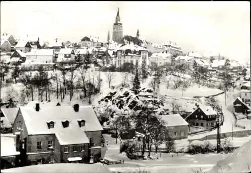 Ak Schneeberg im Erzgebirge, Verschneite Stadtansicht, Kirche im Winter, alte Häuser, schneebe...