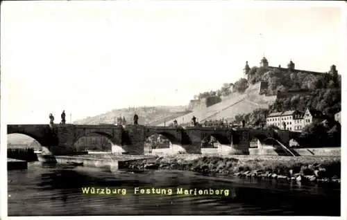 Ak Würzburg am Main Unterfranken, Blick auf die Festung Marienberg, Brücke, Fluss, Häuser