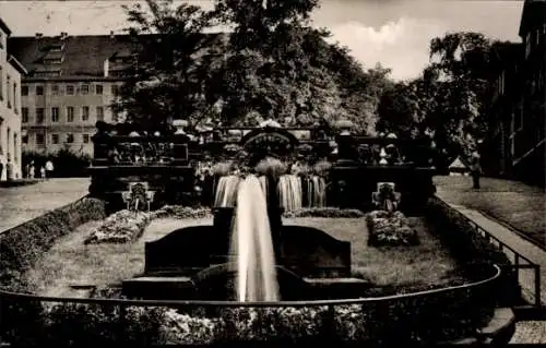 Ak Gotha in Thüringen, Wasserfall, Gartenanlage, historische Architektur, Bäume, Schwarz-Weiß-...