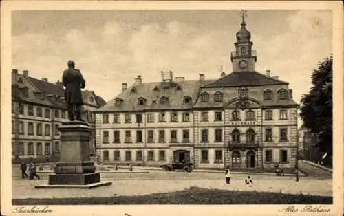 Ak Saarbrücken im Saarland, Altes Rathaus, Statue, Personen, Auto