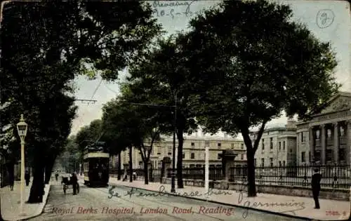 Ak Reading Berkshire England, Royal Berks Hospital, London Road, Tram, Bäume, Menschen