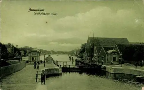 Ak Zaandam Zaanstad Nordholland, Wilhelmina sluis, Kleiner Junge auf dem Steg