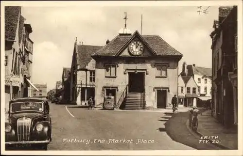 Ak Tetbury Gloucestershire England, Marktplatz, Uhrturm, historische Gebäude, Oldtimer, Fahrra...