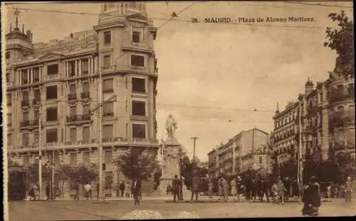 Ak Madrid Spanien, Plaza de Alonso Martínez, historische Gebäude, Menschen, Statue